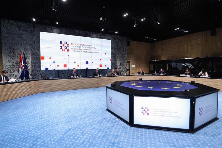 Slika /arhiva_gospodarstvo/public/fotke javnost/Horvat-konferencija05_lus_150520.JPG